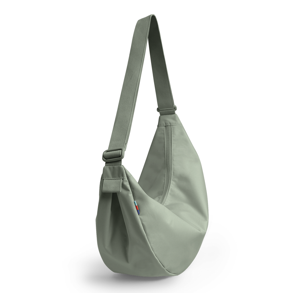 MOON BAG LARGE Tasche in bass (Salbeigrün) als Studioaufnahme in diagonaler Ansicht.