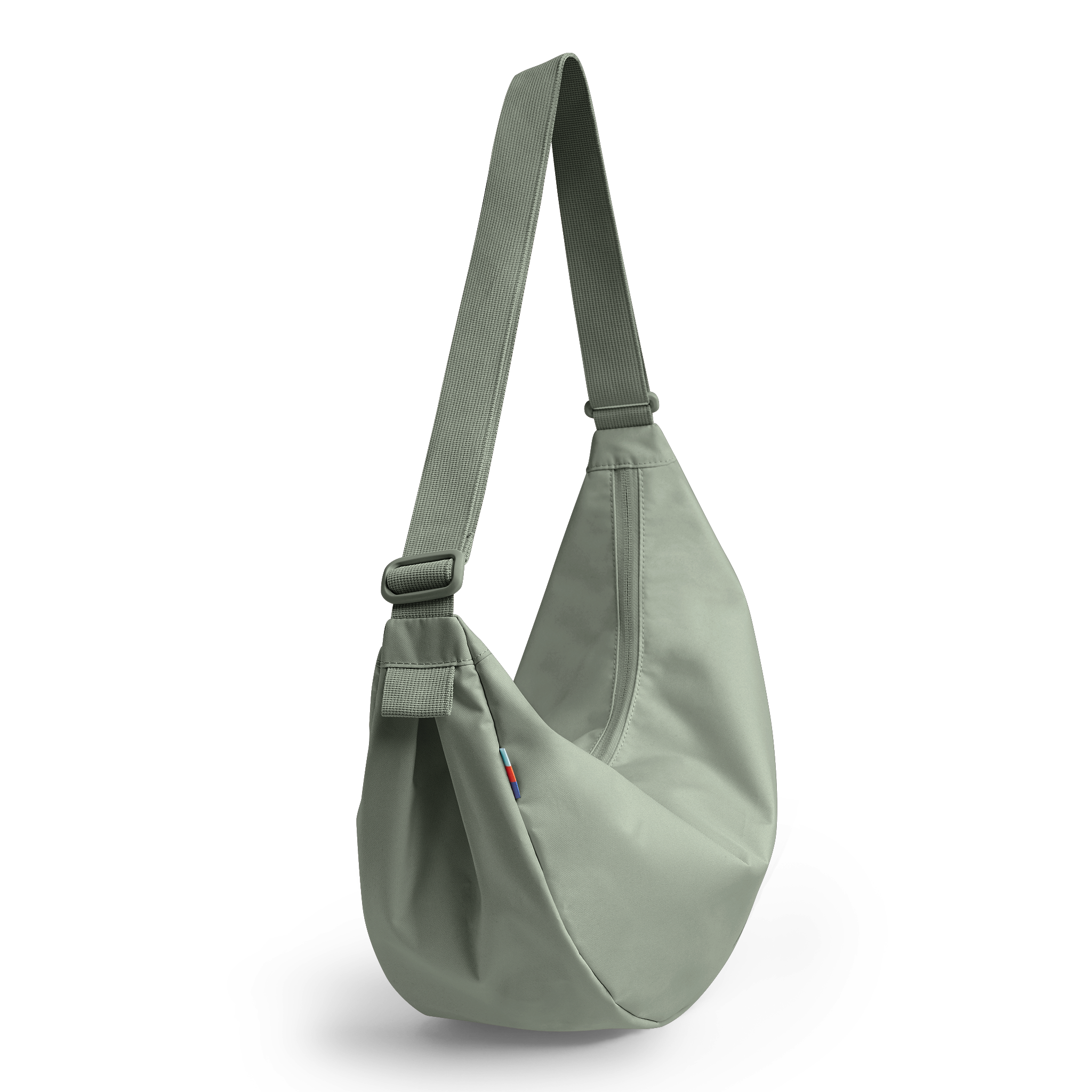 MOON BAG LARGE Tasche in bass (Salbeigrün) als Studioaufnahme in diagonaler Ansicht.