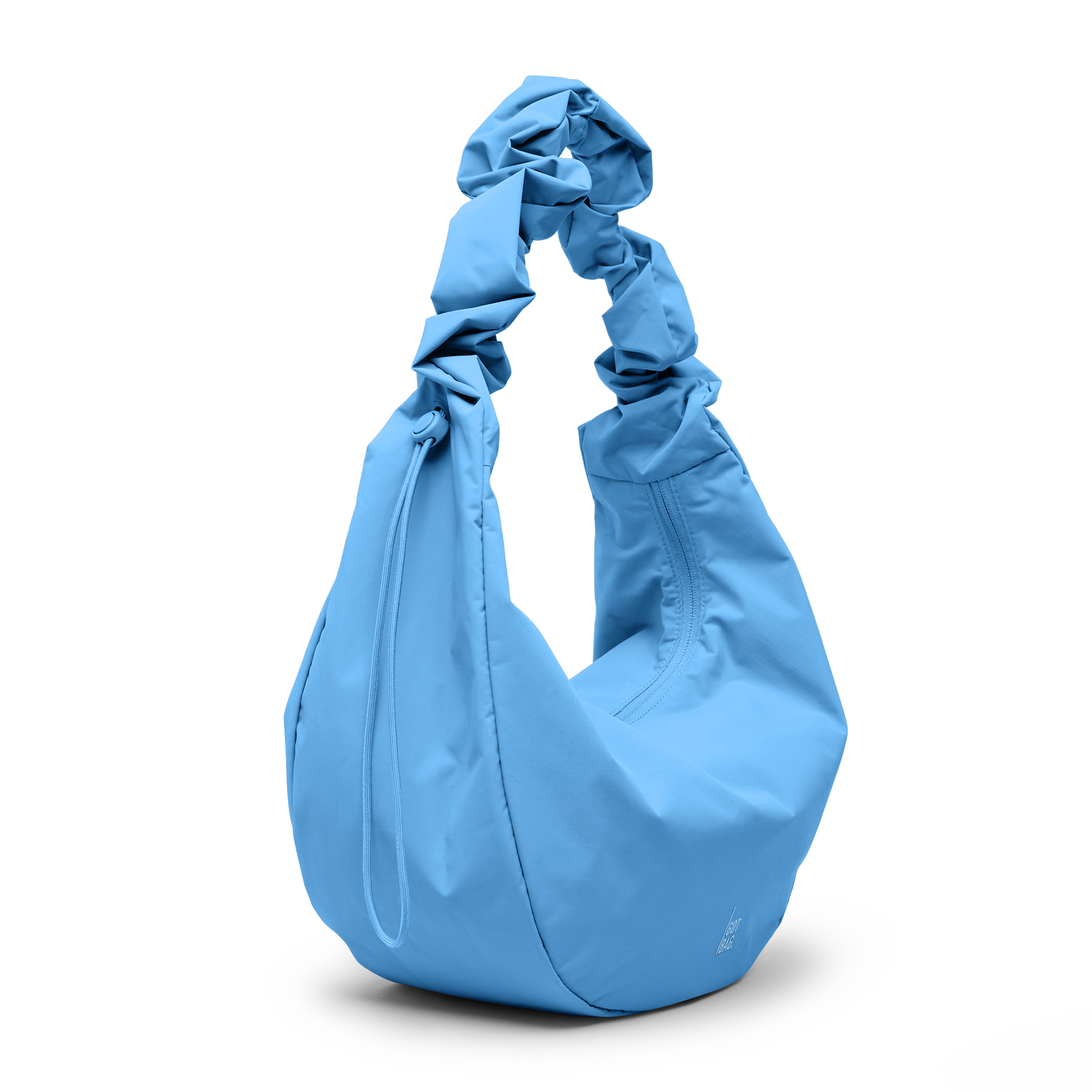 MOON BAG RUFFLE Tasche in aqua (leuchtendes Hellblau) als Studioaufnahme in diagonaler Ansicht.