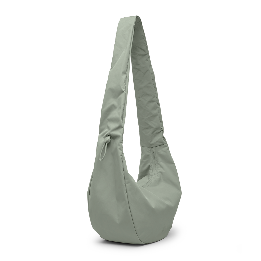 MOON BAG RUFFLE Tasche in bass (Salbeigrün) als Studioaufnahme in Schrägansicht.