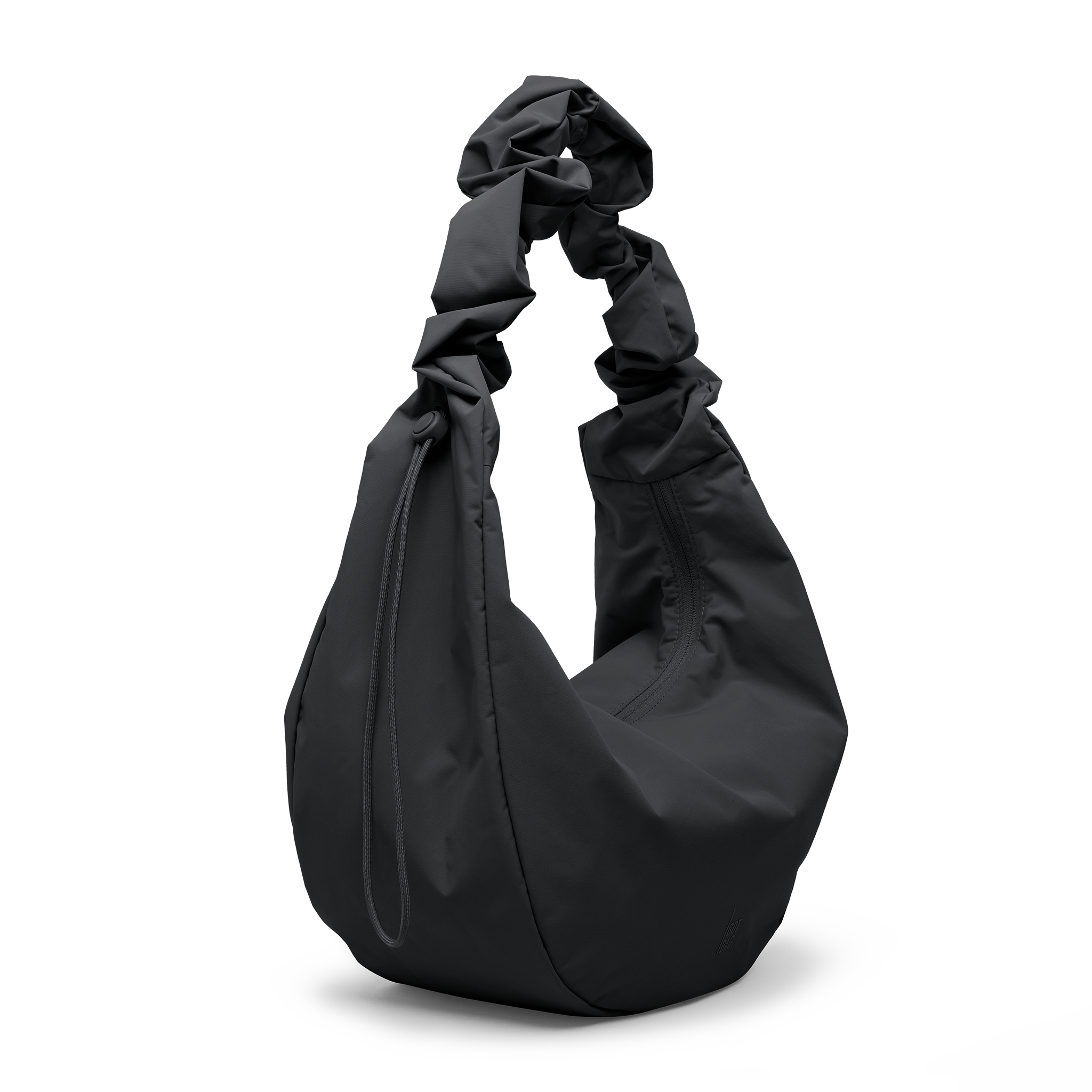 MOON BAG RUFFLE Tasche in black (Schwarz) als Studioaufnahme in diagonaler Ansicht.