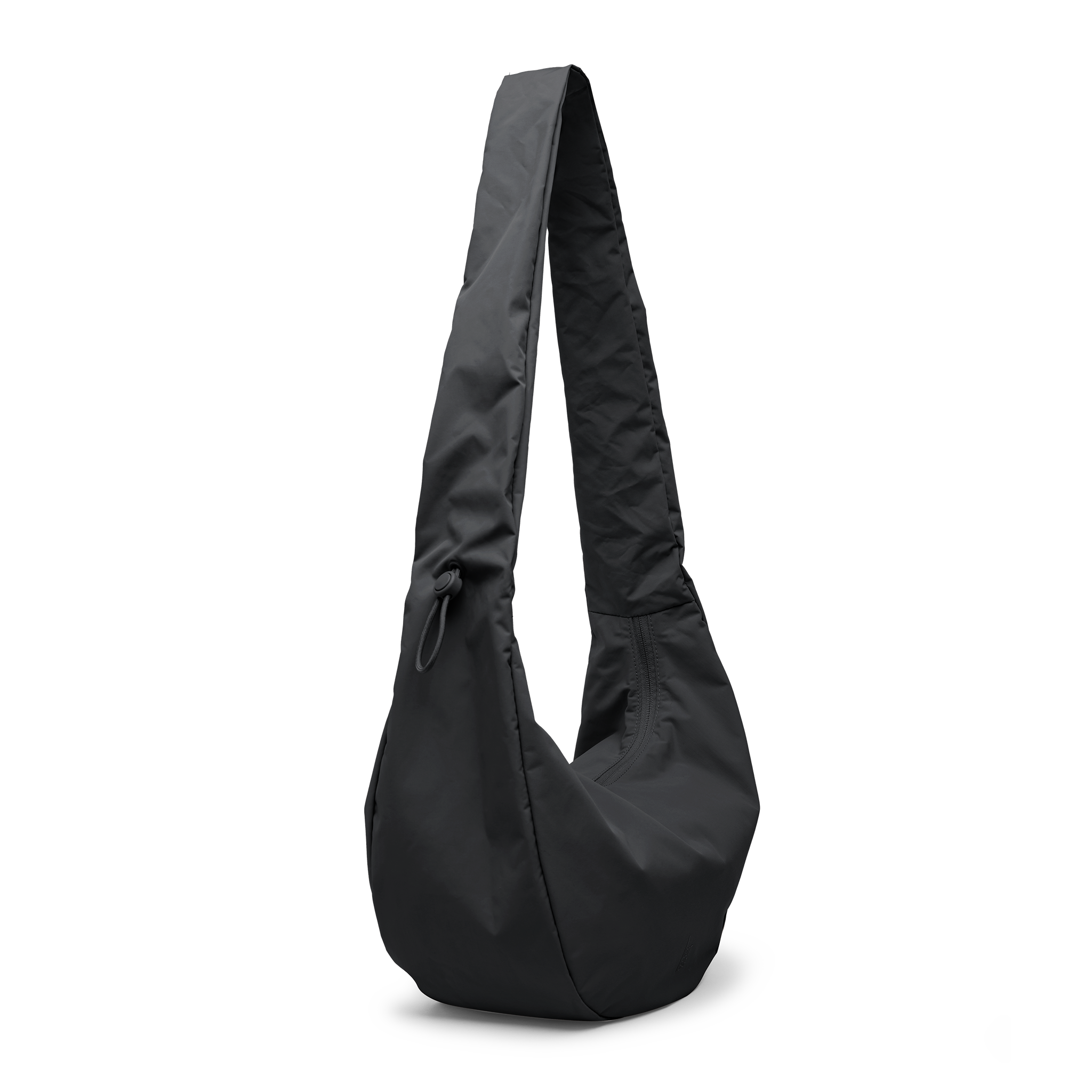 MOON BAG RUFFLE Tasche in black (Schwarz) als Diagonale Ansicht.