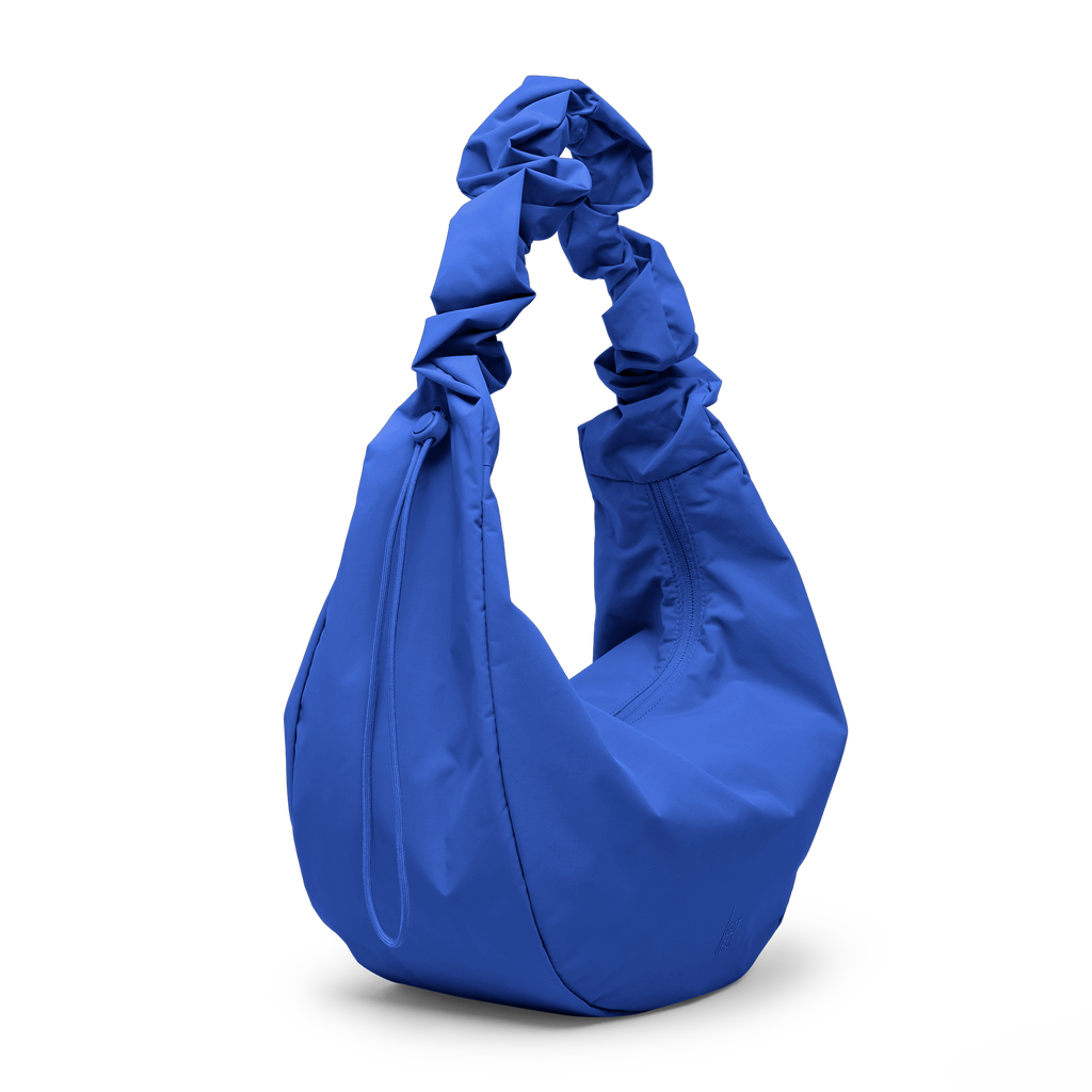MOON BAG RUFFLE Tasche in cobalt (leuchtendes Kobaltblau) als Studioaufnahme in diagonaler Ansicht.
