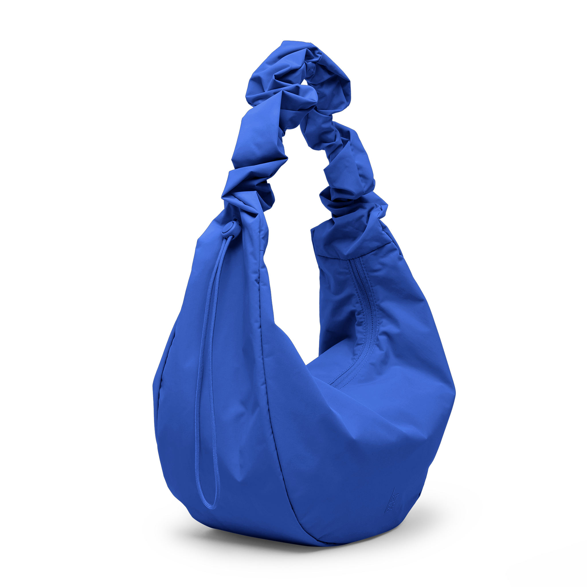 MOON BAG RUFFLE Tasche in cobalt (leuchtendes Kobaltblau) als Studioaufnahme in diagonaler Ansicht.
