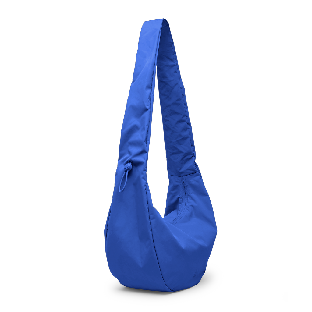 MOON BAG RUFFLE Tasche in cobalt (leuchtendes Kobaltblau) in diagonaler Ansicht.
