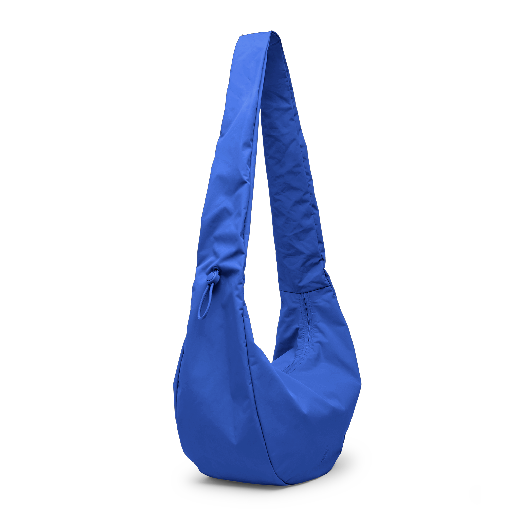 MOON BAG RUFFLE Tasche in cobalt (leuchtendes Kobaltblau) in diagonaler Ansicht.