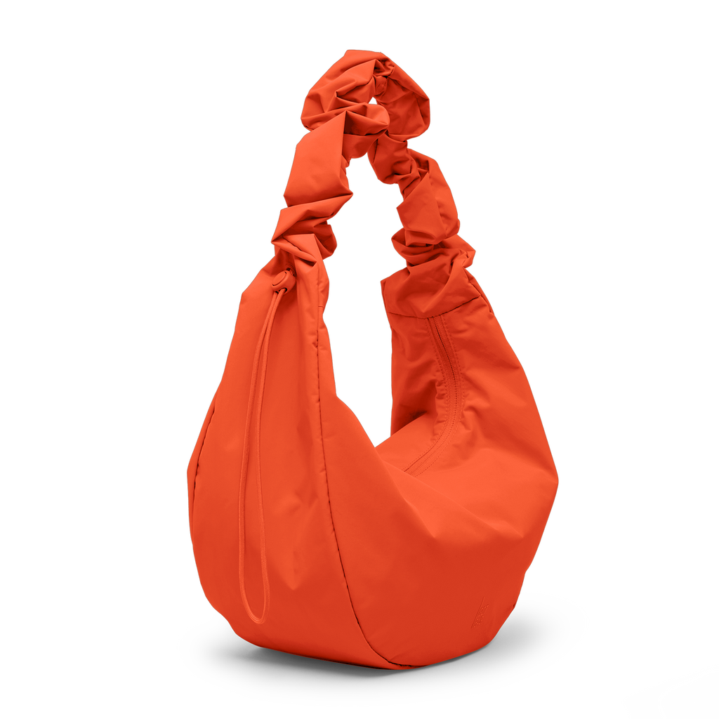 GOT BAG MOON BAG RUFFLE hot coral monochrome – Diagonalansicht 1