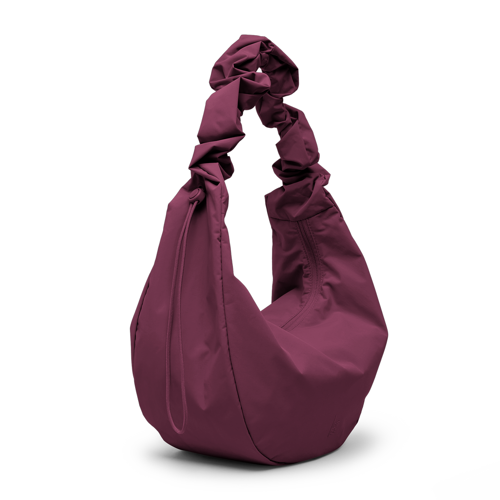 MOON BAG RUFFLE Tasche in kraken (Weinrot) als Studioaufnahme in diagonaler Ansicht.