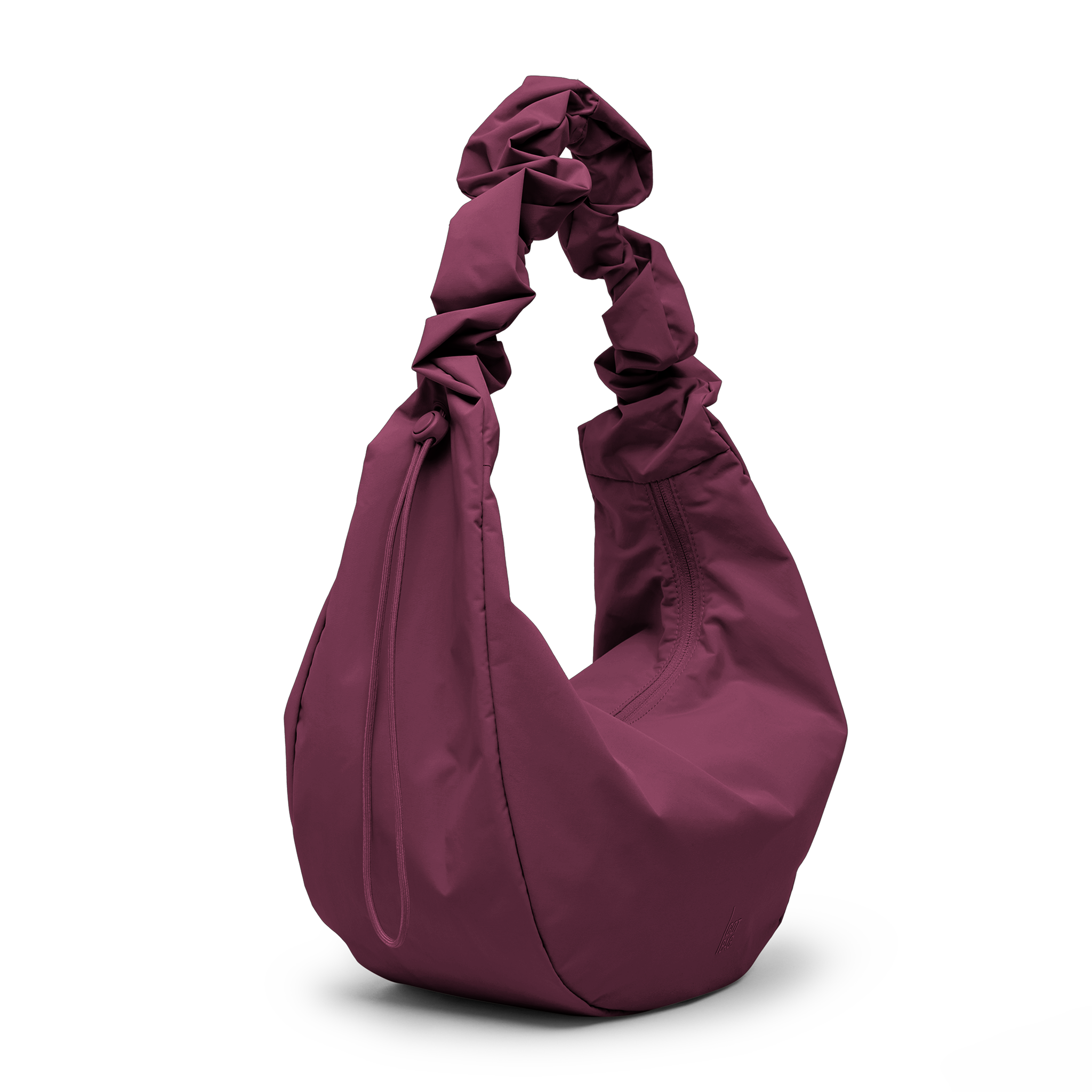 MOON BAG RUFFLE Tasche in kraken (Weinrot) als Studioaufnahme in diagonaler Ansicht.