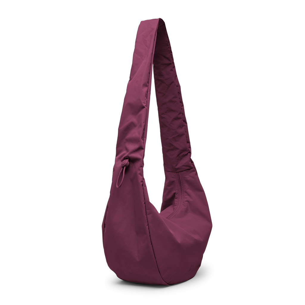 MOON BAG RUFFLE Tasche in kraken (Weinrot) als Studioaufnahme in diagonaler Ansicht.