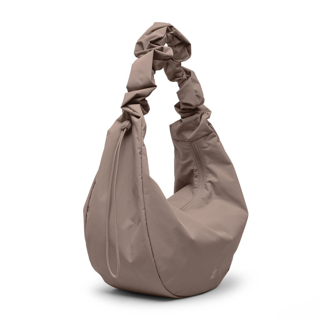 MOON BAG RUFFLE Tasche in oyster (klassisches Taupe-Braun) in diagonaler Ansicht.