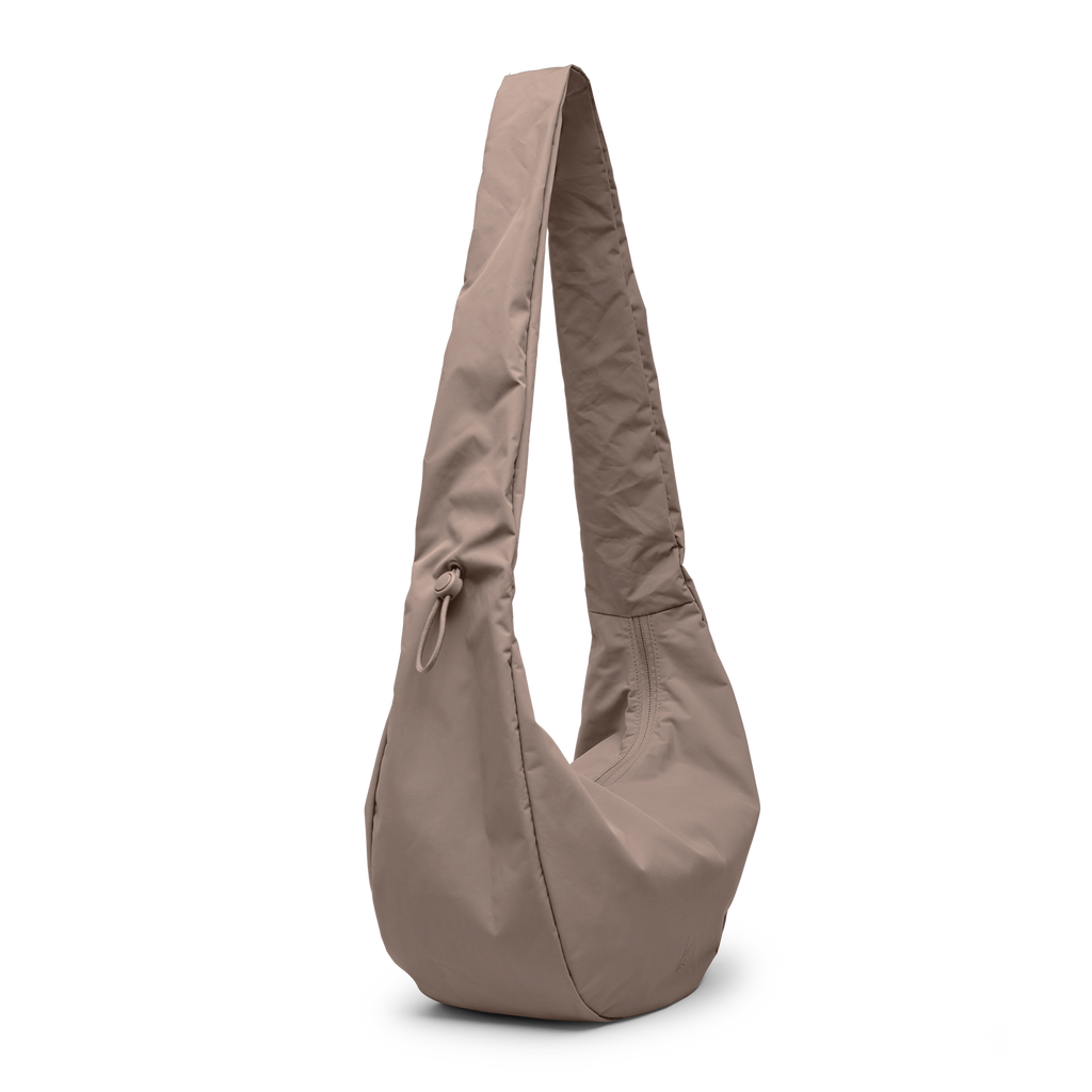 MOON BAG RUFFLE Tasche in oyster (klassisches Taupe-Braun) in diagonaler Ansicht.