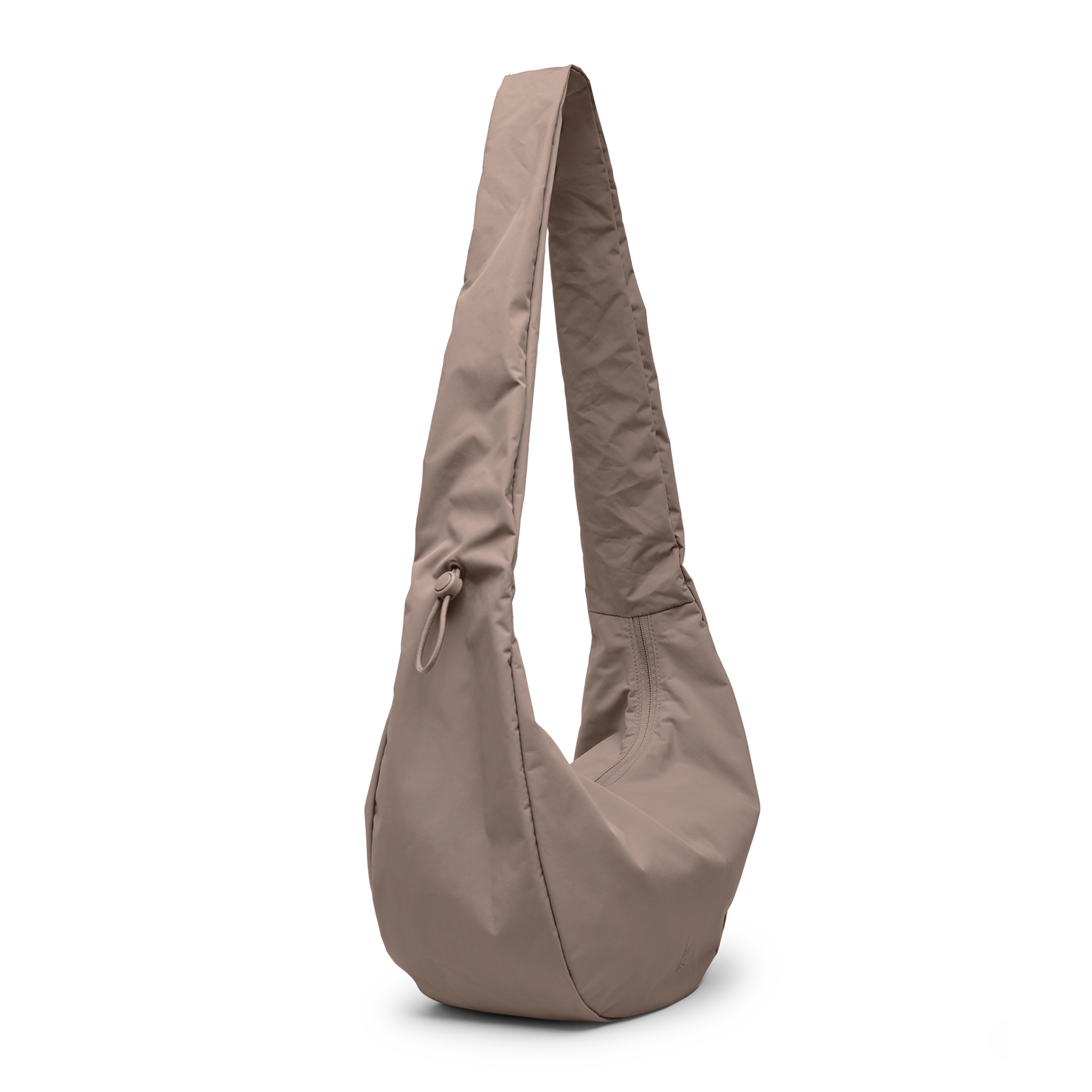 MOON BAG RUFFLE Tasche in oyster (klassisches Taupe-Braun) in diagonaler Ansicht.