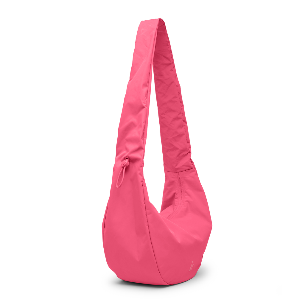 MOON BAG RUFFLE Tasche in salina pink (leuchtendes Pink) als Schrägansicht.