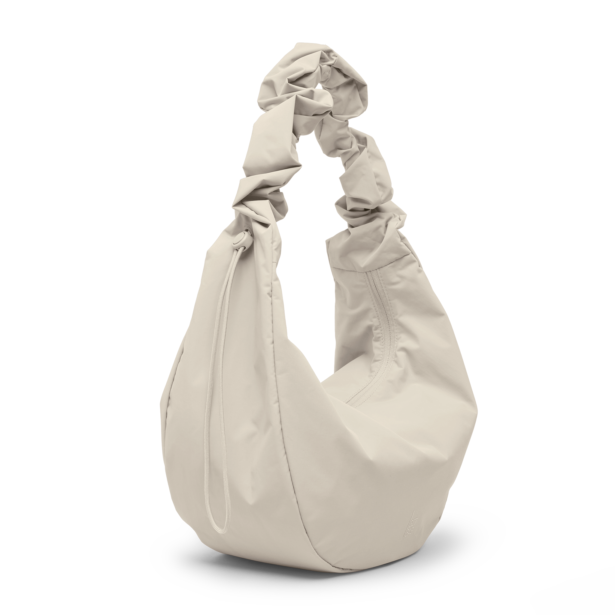 MOON BAG RUFFLE Tasche in soft shell (warmes Cremeweiß) als Studioaufnahme in diagonaler Ansicht.