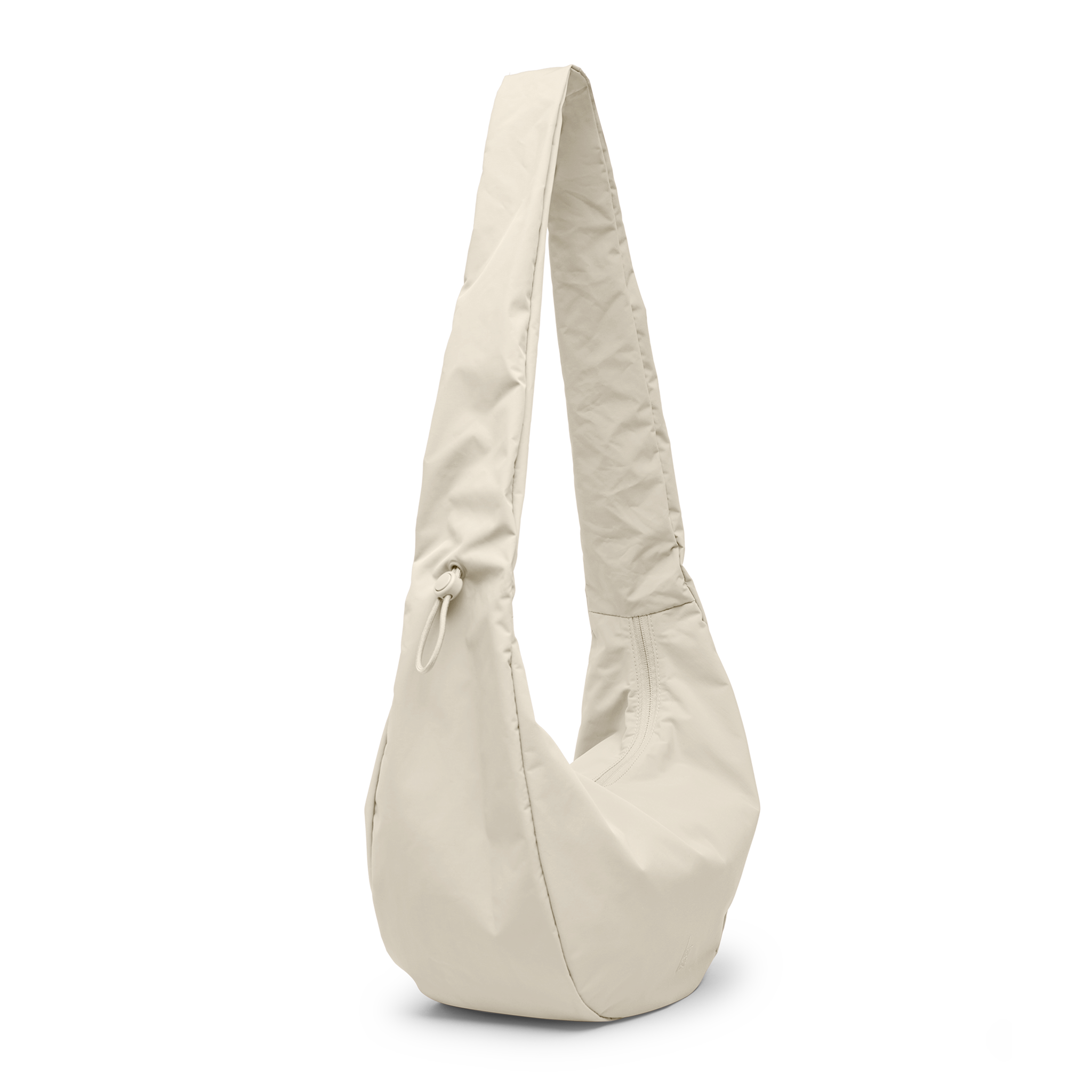 MOON BAG RUFFLE Tasche in soft shell (warmes Cremeweiß) als Studioaufnahme in diagonaler Ansicht.