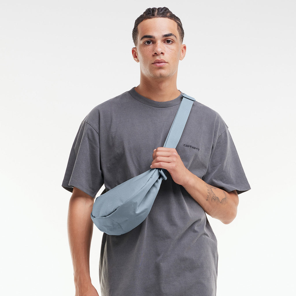 MOON BAG SMALL Tasche in marlin (grau-blau) von einem Mann crossbody getragen.