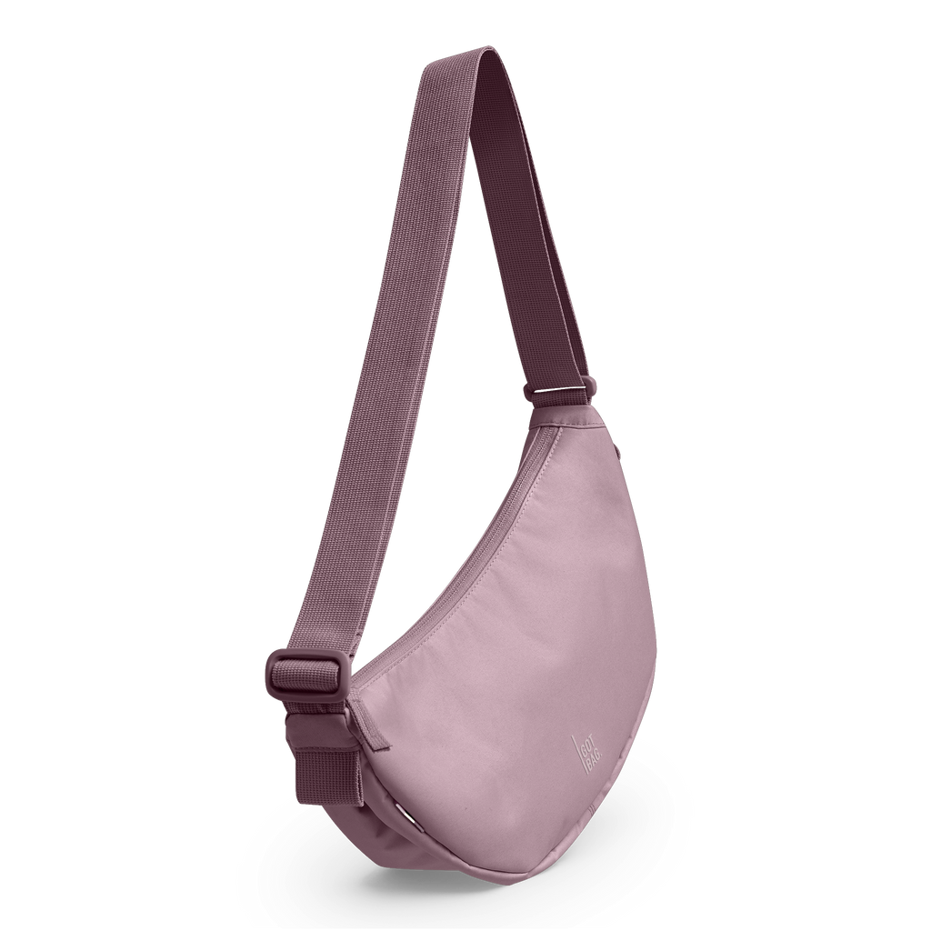 MOON BAG SMALL Tasche in calamary (Altrosa) in diagonaler Ansicht mit Schatten.