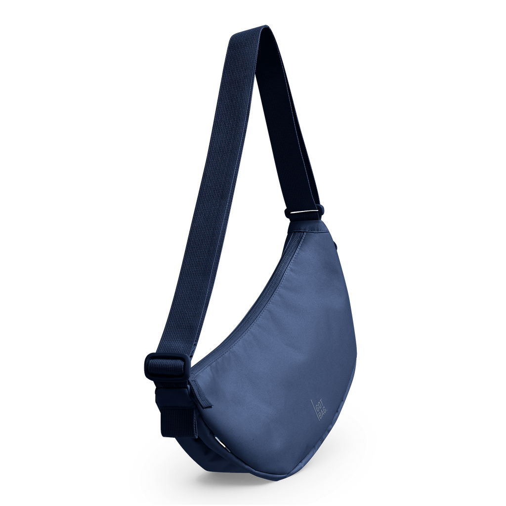 MOON BAG SMALL Tasche in dark ocean in diagonaler Ansicht.