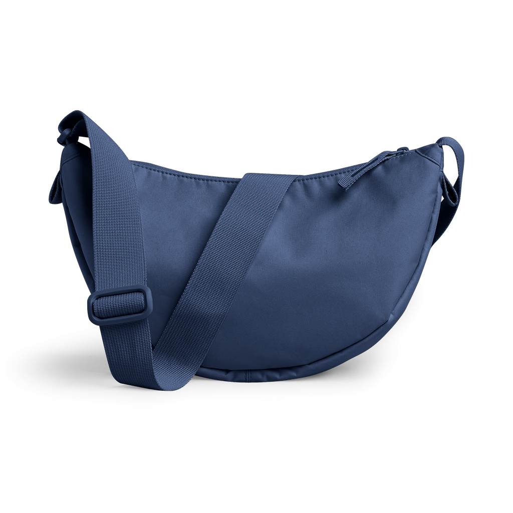 MOON BAG SMALL Monochrome Edition Tasche in dark ocean als Rückansicht.