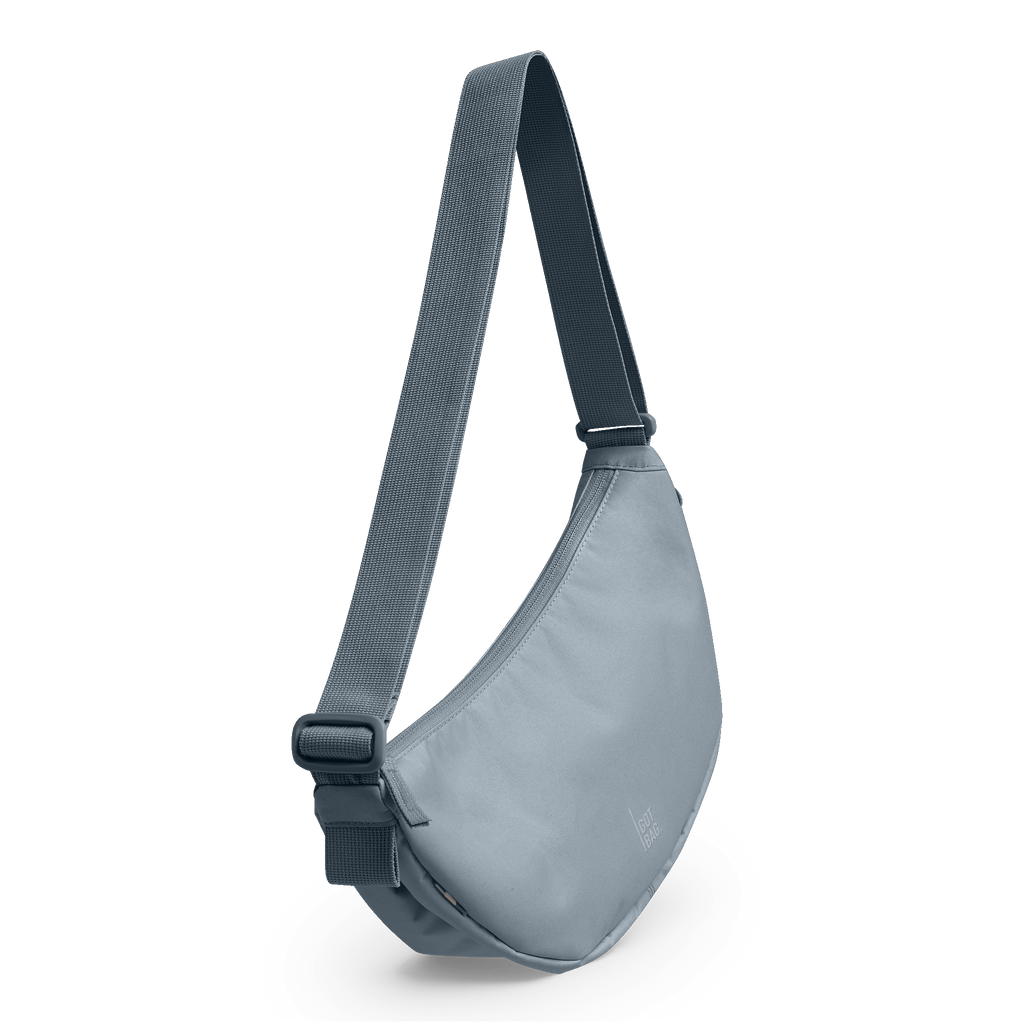 MOON BAG SMALL Tasche in marlin (grau-blau) in diagonaler Ansicht.