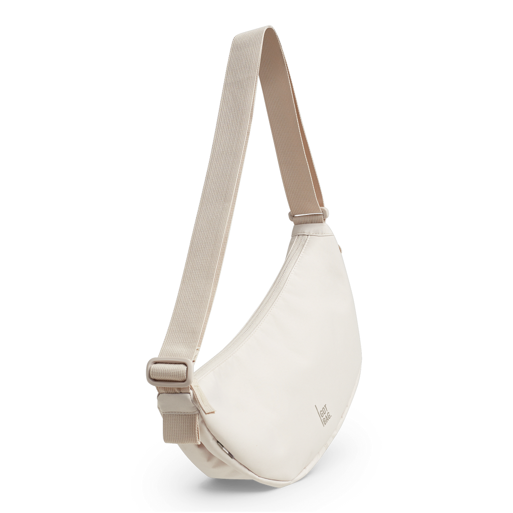 MOON BAG SMALL Tasche in soft shell (warmes Cremeweiß) in diagonaler Ansicht.