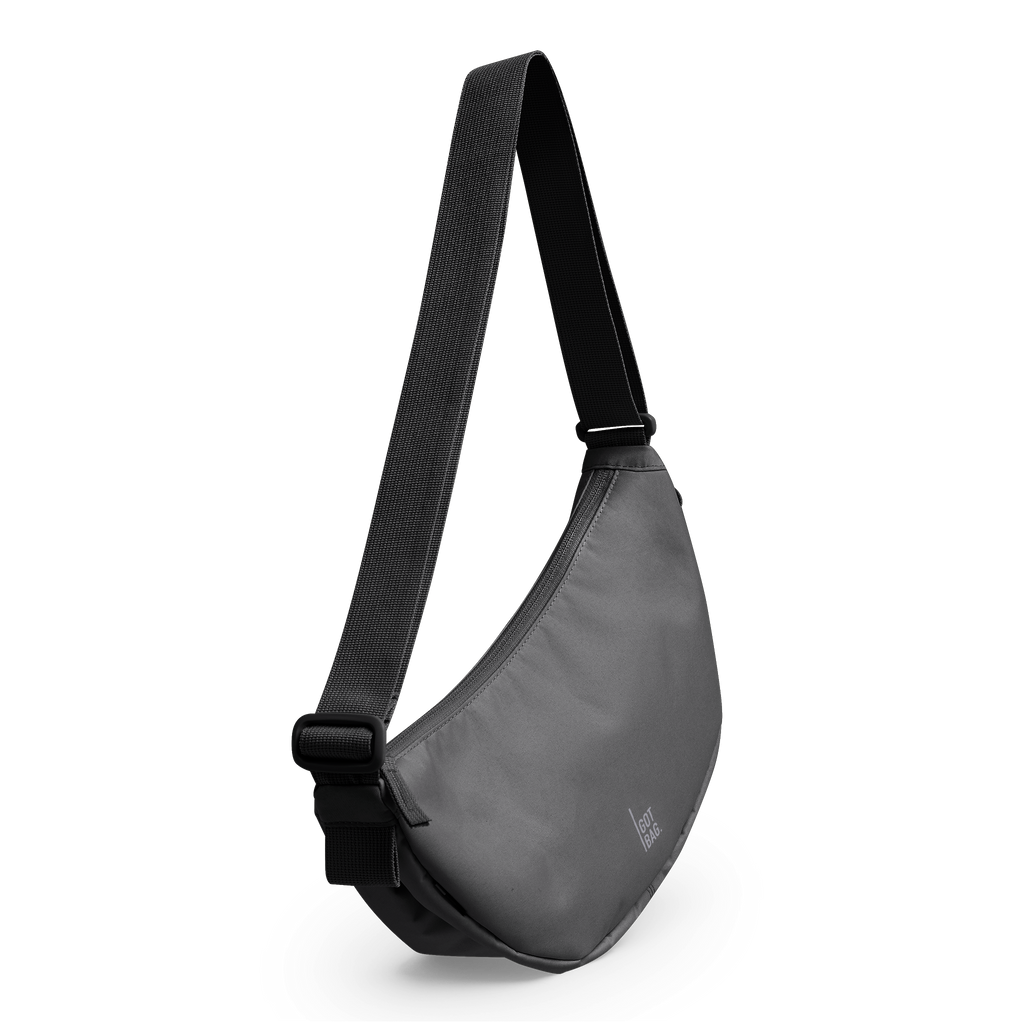 MOON BAG Tasche in shark (Dunkelgrau) in diagonaler Ansicht.