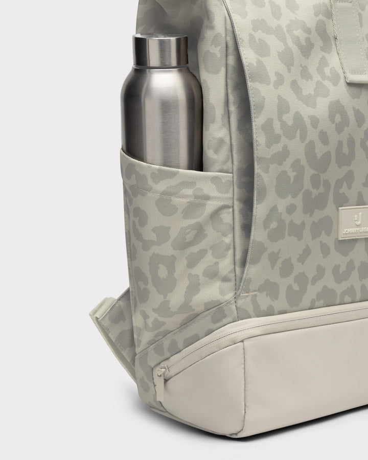 Johnny Urban Rolltop-Rucksack Allen Medium – Sand Leo