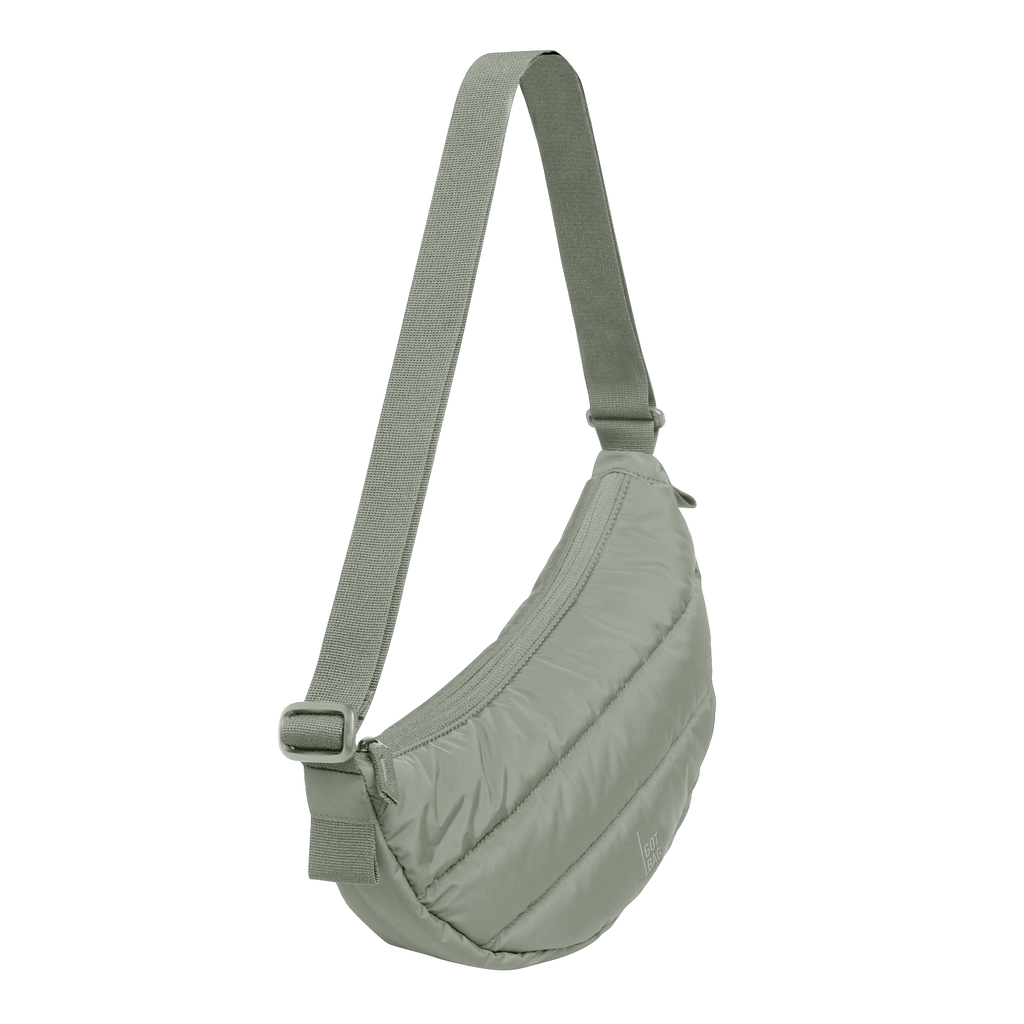 PUFFER MOON BAG SMALL Tasche in bass (Salbeigrün) als Studioaufnahme in diagonaler Ansicht auf weißem Hintergrund.