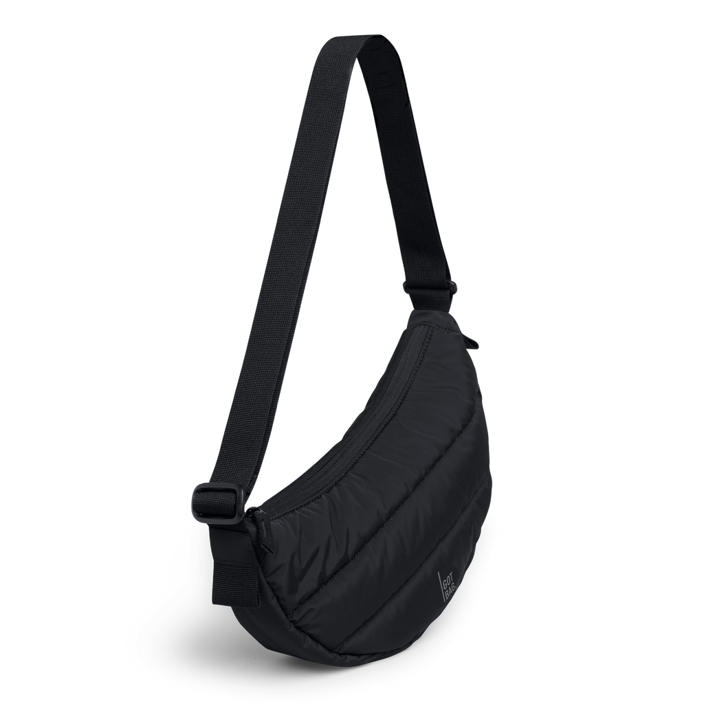 PUFFER MOON BAG SMALL Tasche in black (Schwarz) als Studioaufnahme in schräger Ansicht.