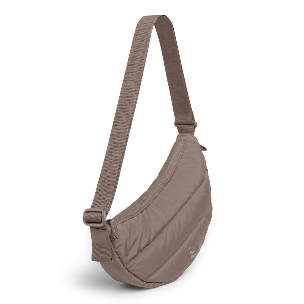 PUFFER MOON BAG SMALL Tasche in oyster (klassisches Taupe-Braun) als Studioaufnahme in diagonaler Ansicht.