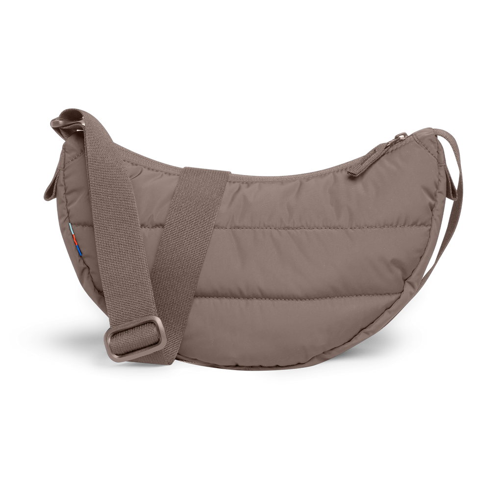PUFFER MOON BAG SMALL Tasche in oyster (klassisches Taupe-Braun) als Studioaufnahme in Rückansicht.