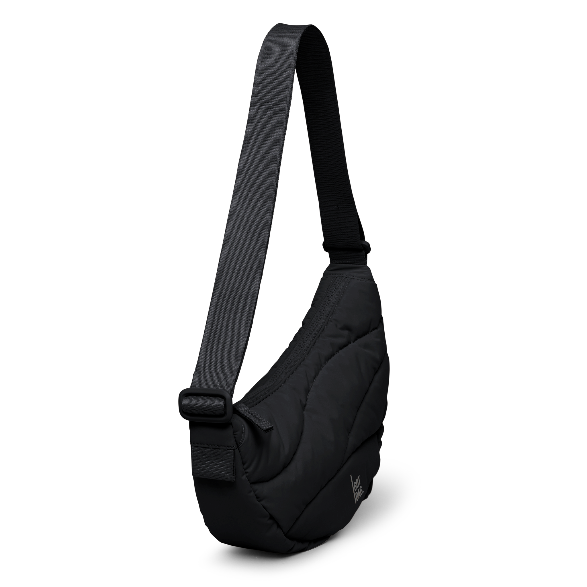 WAVY PUFFER MOON BAG Tasche in black (Schwarz) als Studioaufnahme in diagonaler Ansicht.