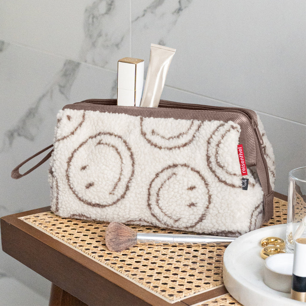 Reisenthel Travelcosmetic Kulturtasche, Smiley® Teddy Chocolate – Produktansicht 2