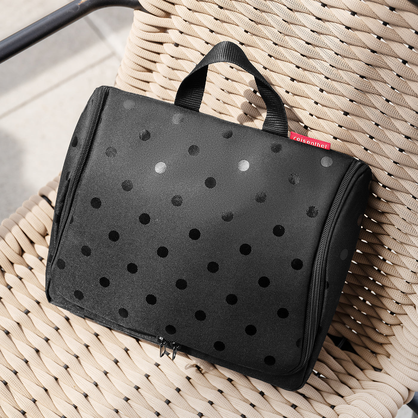 Reisenthel Toiletbag Kulturtasche, Glossy Dots Black – Produktansicht 2