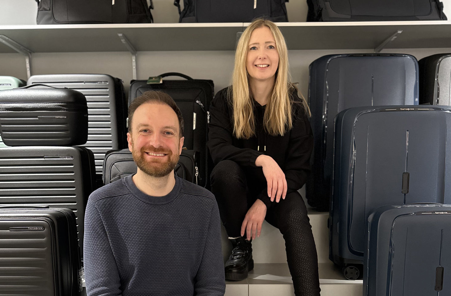Juliane und Fabian Lang zwischen ausgewählten Koffern